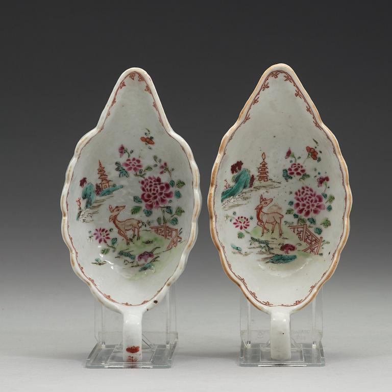 A pair of export porcelain famille rose sauce boats, Qing dynasty, Qianlong (1736-1795).