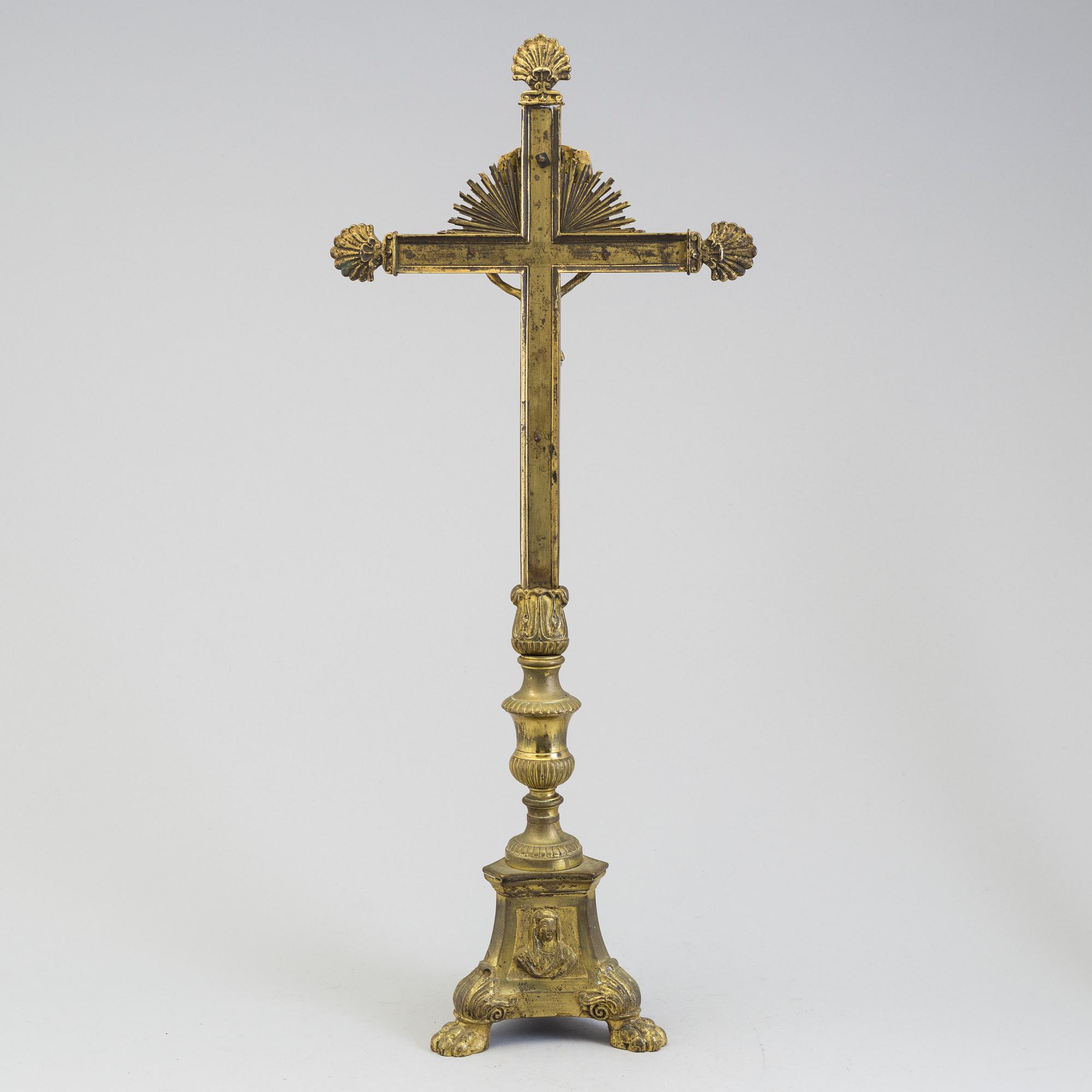 AN 18TH CENTURY BRONZE CRUCIFIX.