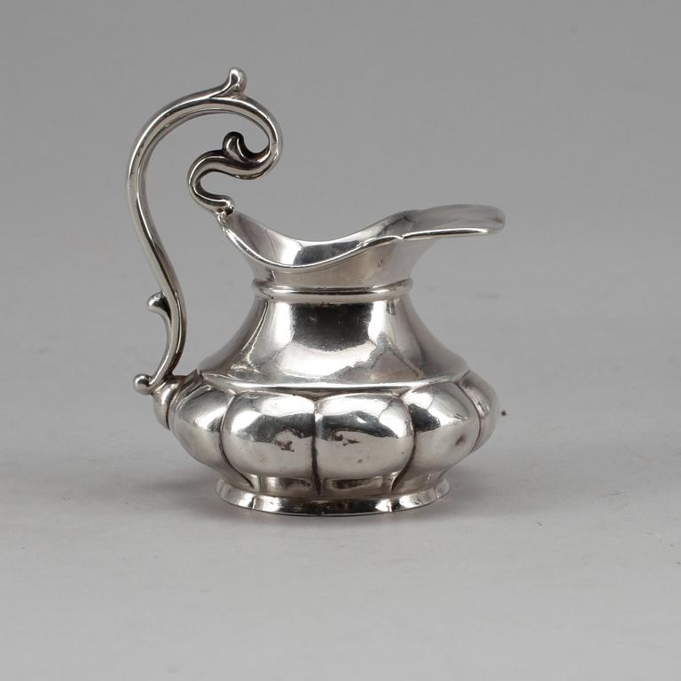 PARTI SILVER, 3 delar, bland annat CG Hallberg, Stockholm, 1895. Vikt ca 250 gram.