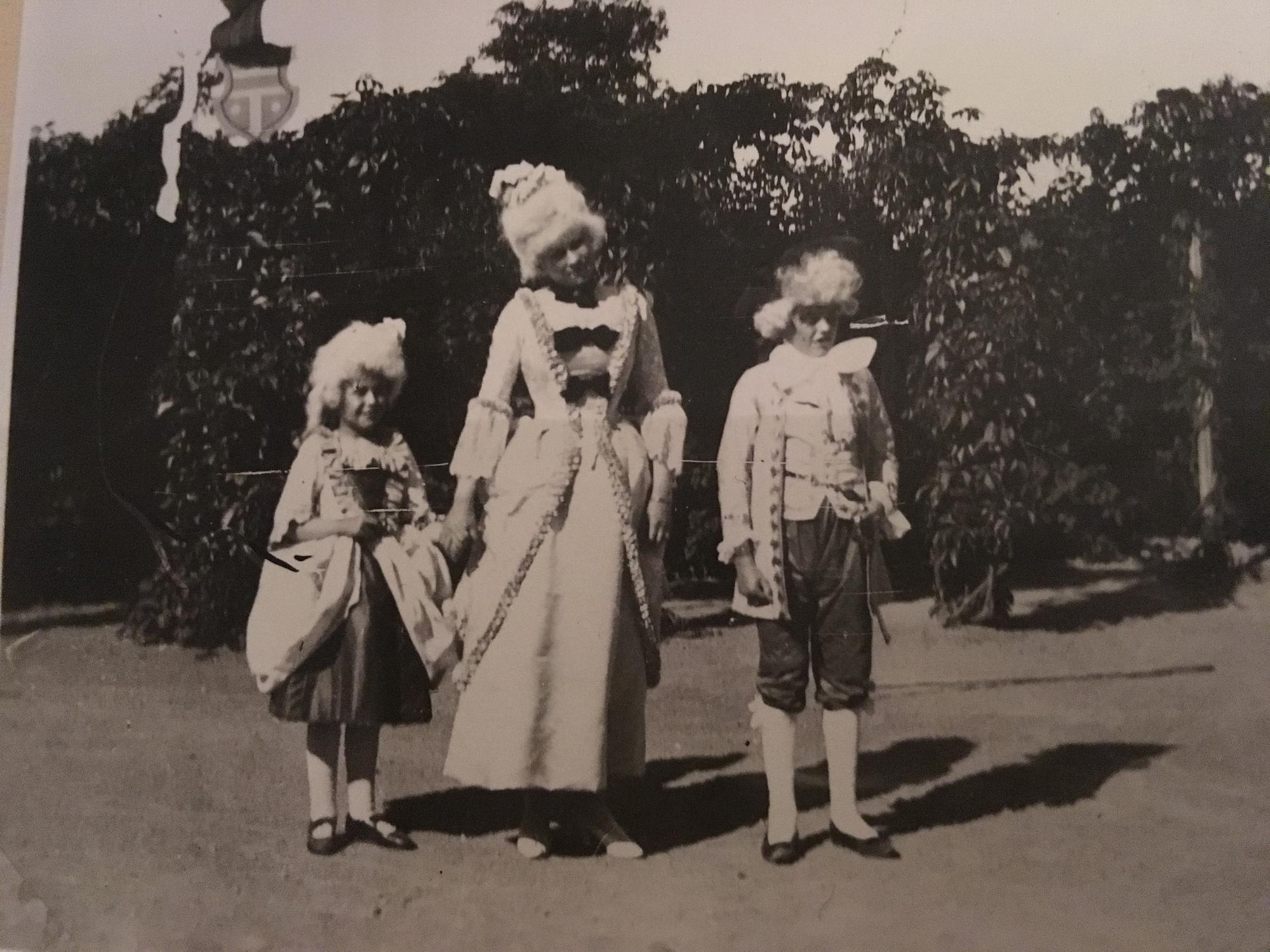 KLÄNNING, siden. 1900-tal.