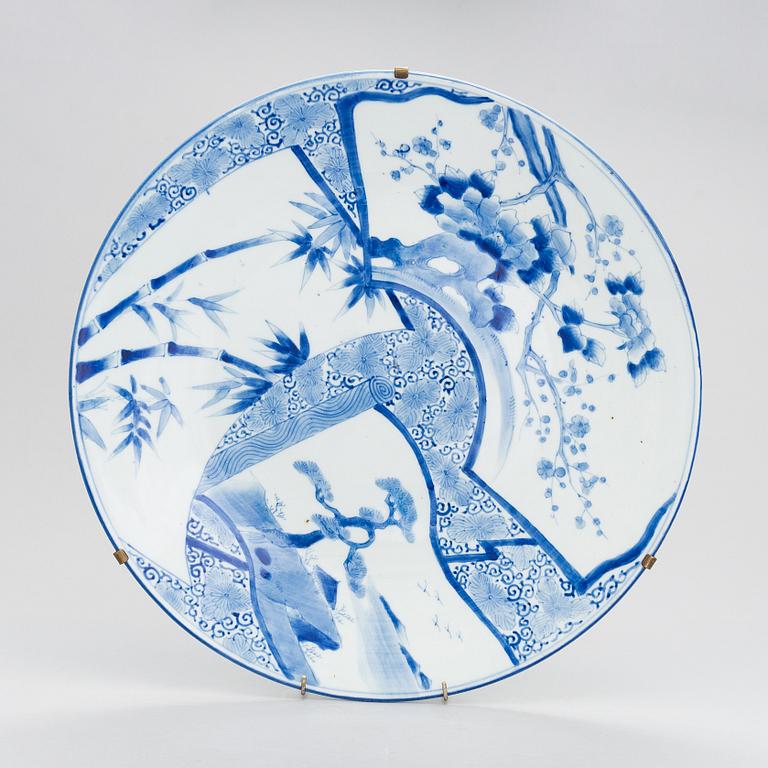 A porcelain dish, Edo Japan 19th century.