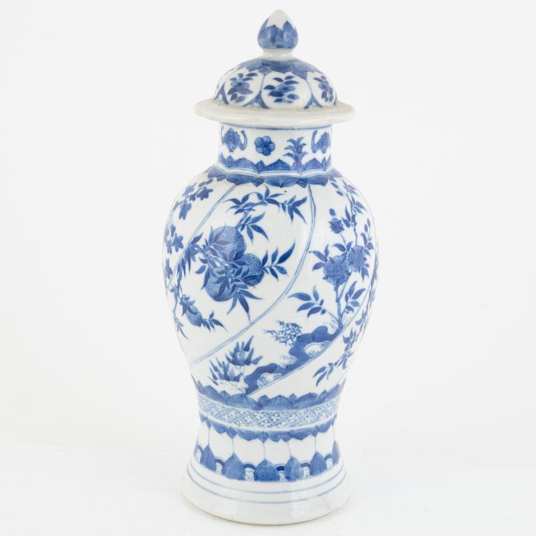 A Chinese blue and white urn with cover, late Qing dynasty/around 1900.