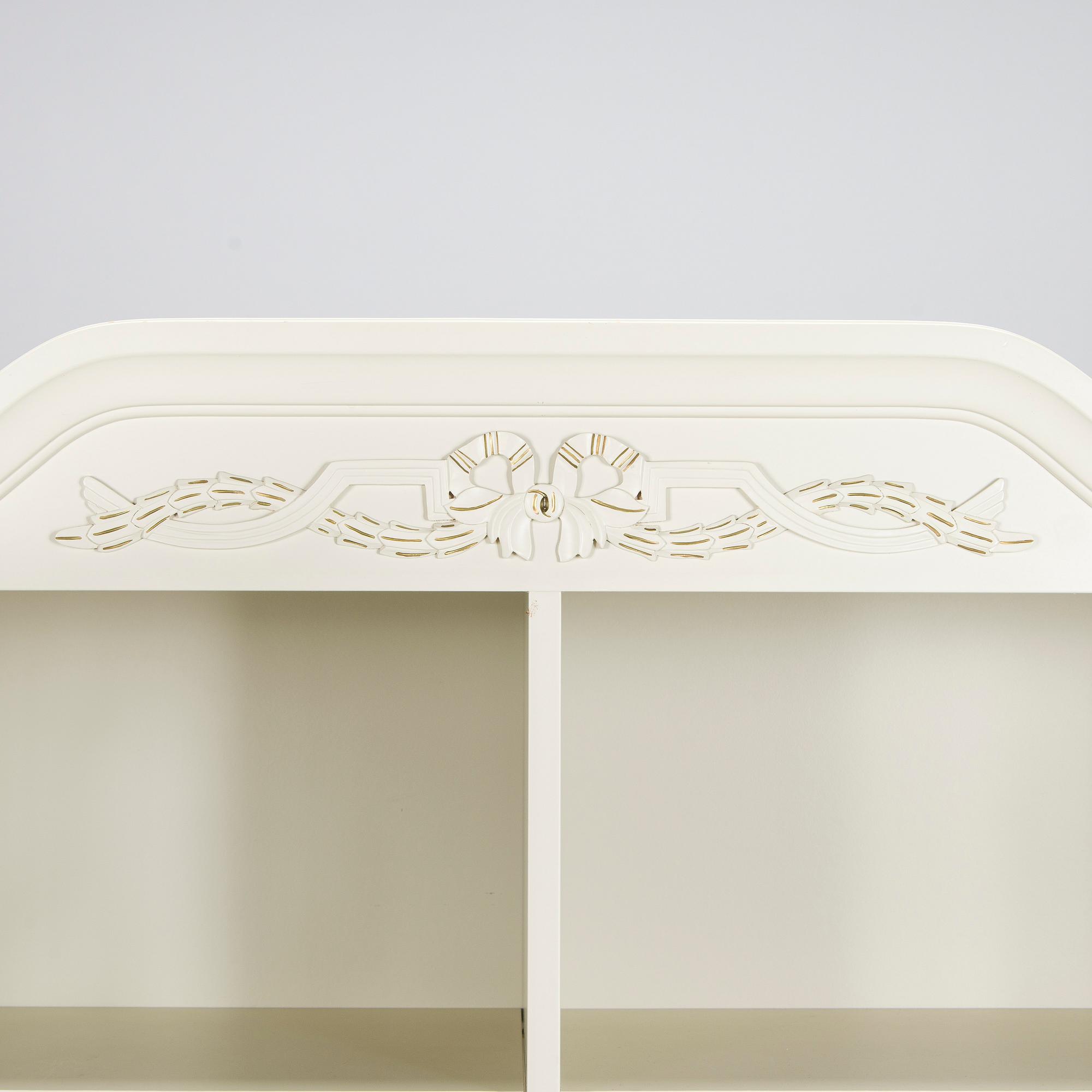 Matsalsskåp, gustaviansk stil, 1900-talets andra hälft.