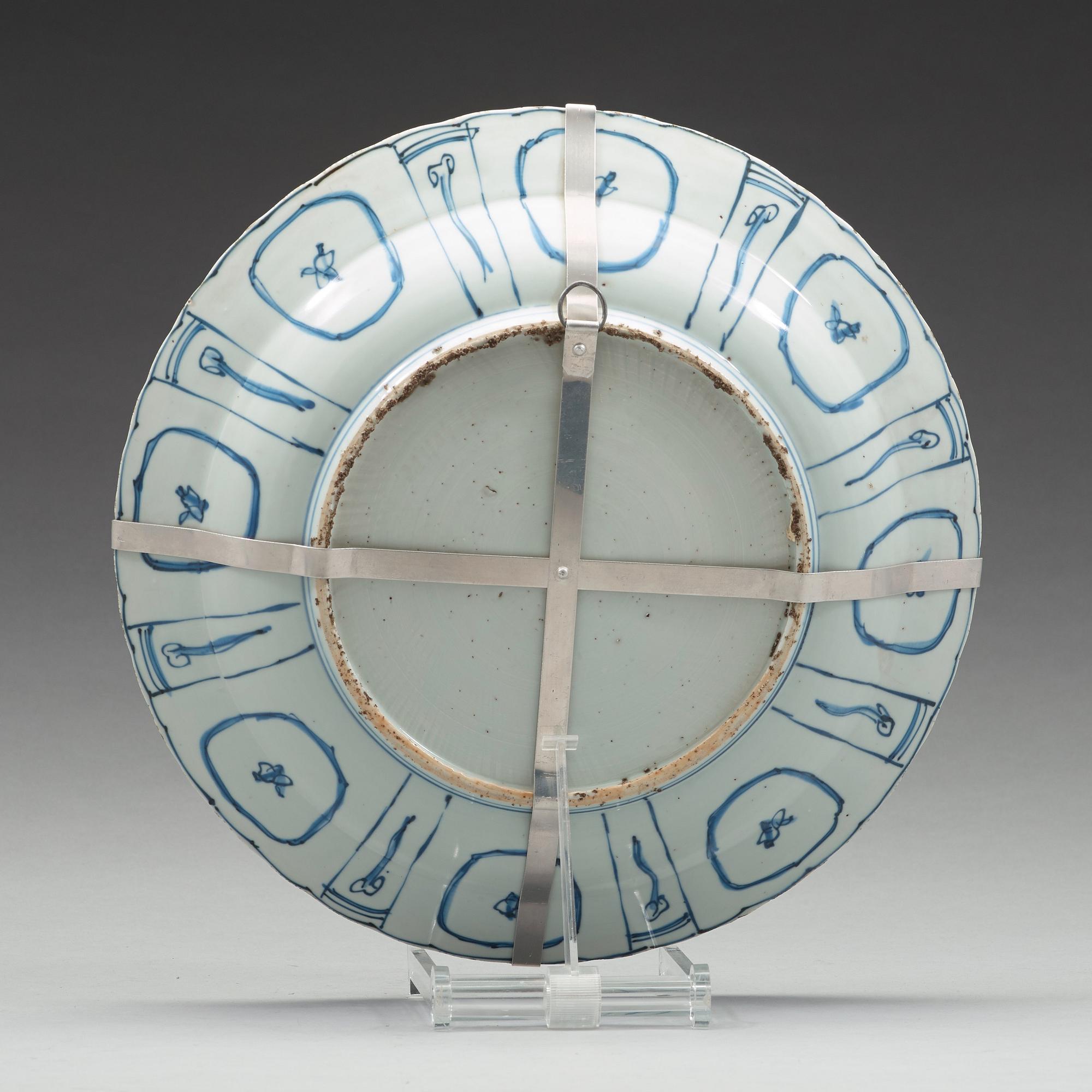 A blue and white kraakdish, Ming dynasty, Wanli (1572-1620).