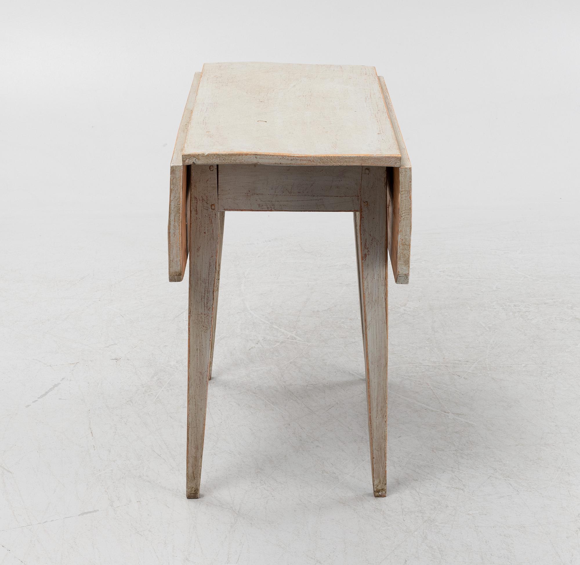 A drop-leaf table, 19th century.