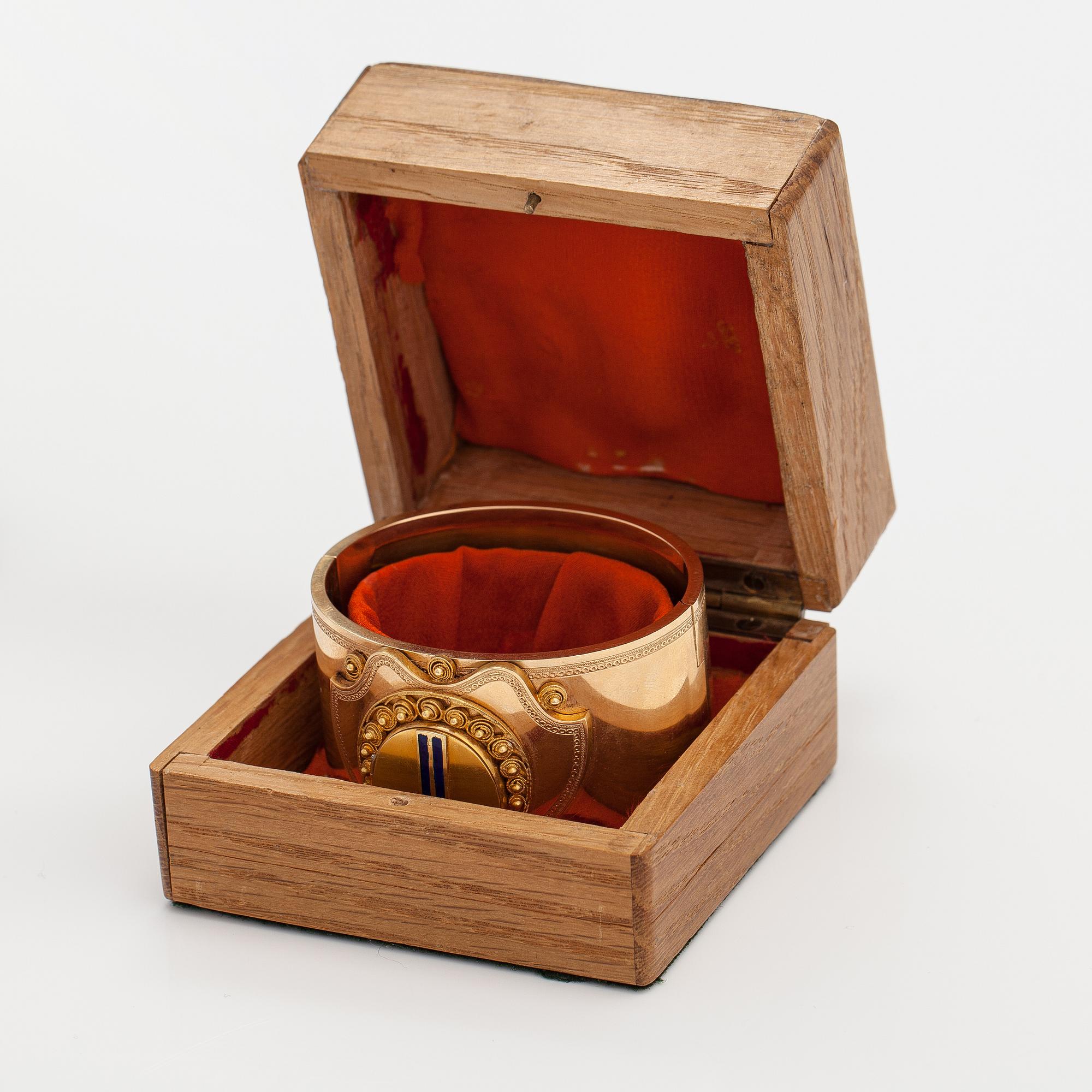 Armband, 18K guld, emalj. Olof Robert Lundgren, Åbo 1859 eller 1874.