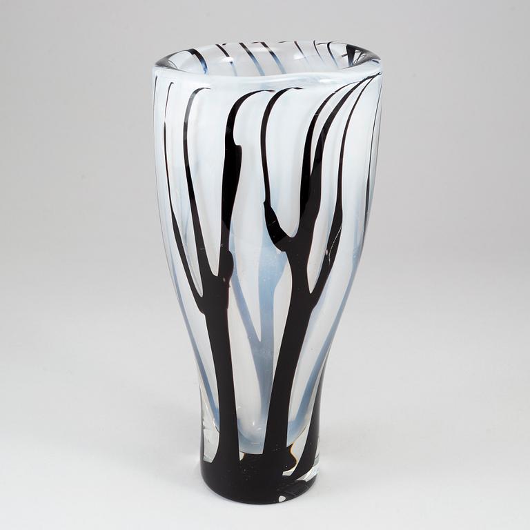 VICKE LINDSTRAND, a glass vase from Kosta, 1950's.