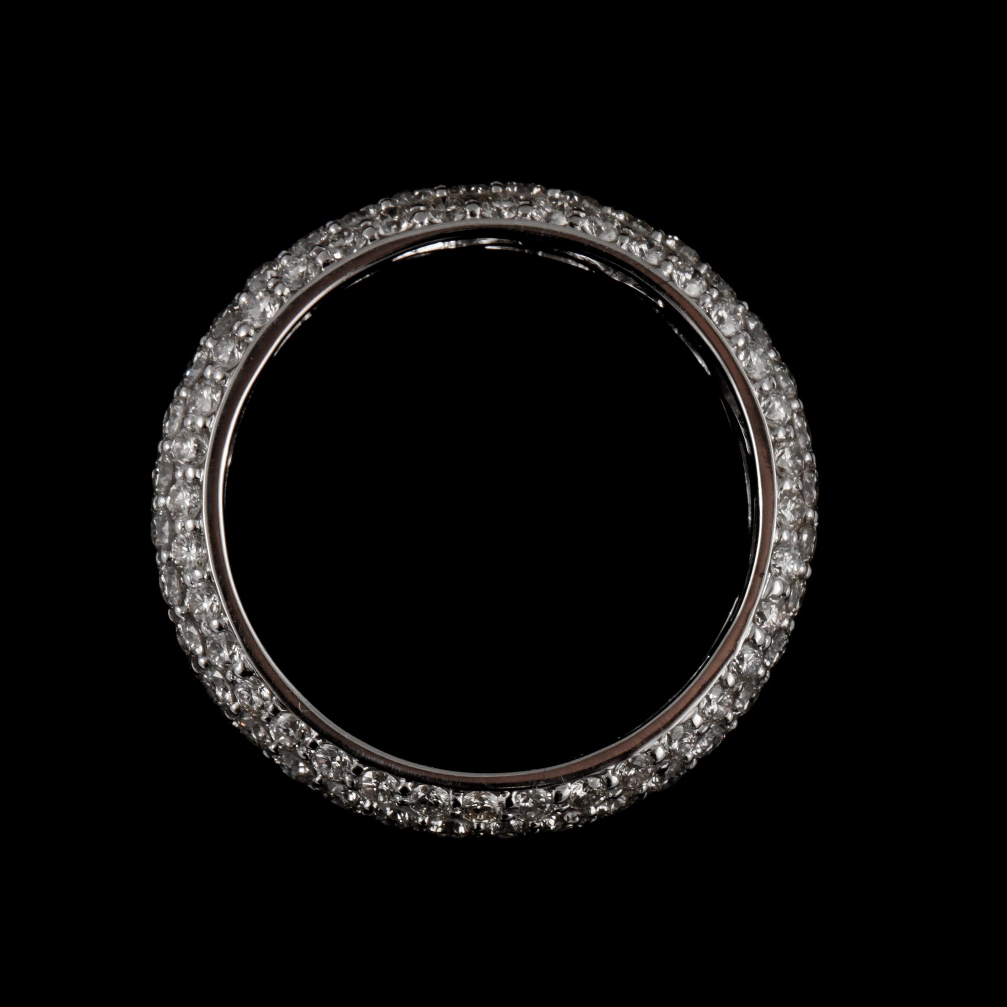 RING, 18k vitguld med 144 briljantslipade diamanter, totalt 2.20 ct. Vikt 3 g.