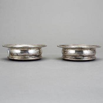 COASTERS, ett par. Silver. Mappin & Webb, Birmingham 1894.