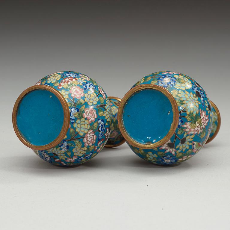 A pair of cloisonné vases, late Qing dynasty, circa 1900.