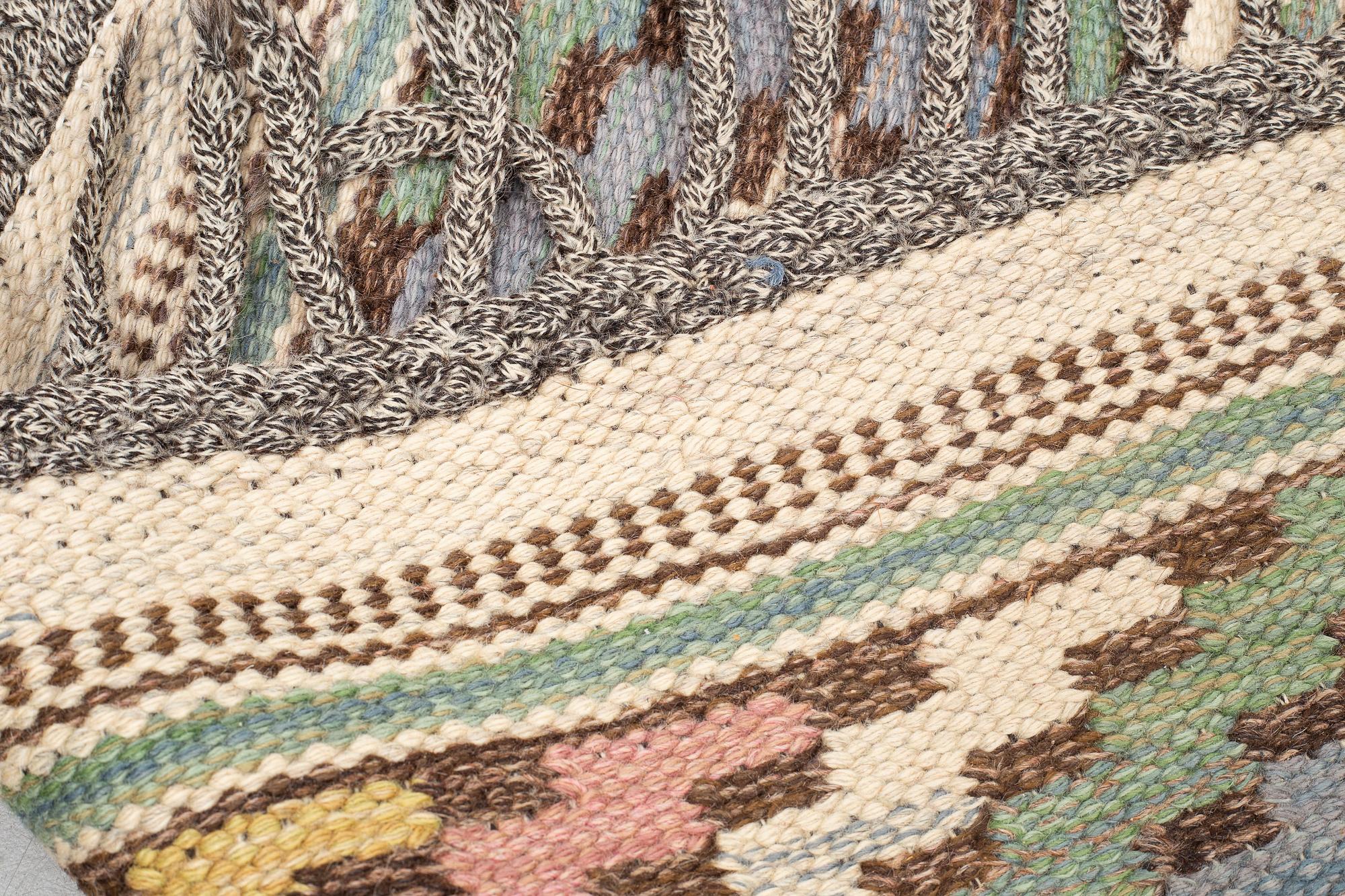 Märta Måås-Fjetterström, matta, "Vit botten", rölakan, ca 296,5 x 220,5-222,5 cm, signerad AB MMF.