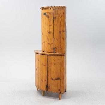 A pine wood cornet cabinet from around 1800.