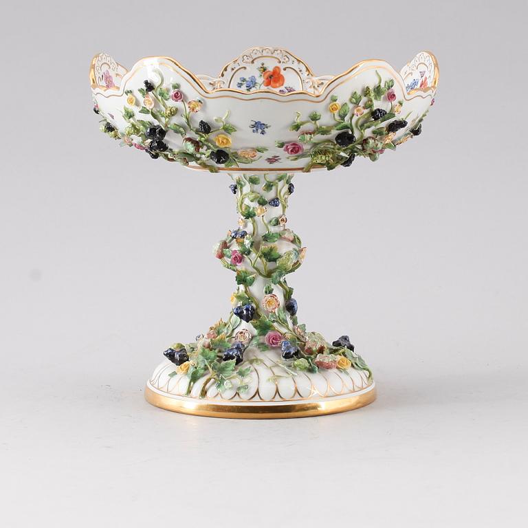 SKÅL PÅ FOT, porslin, Meissen, 1900-talets första hälft.