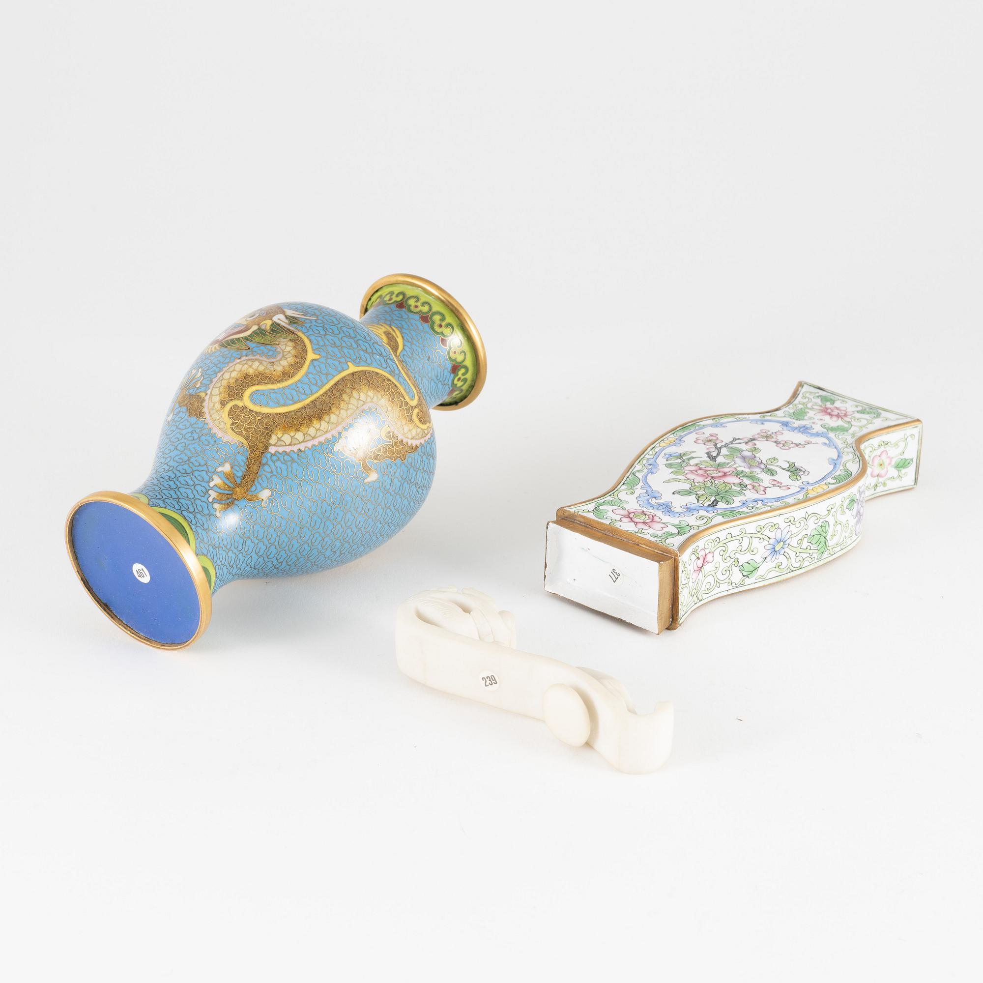 Vas, emalj på koppar, vas cloisonne samt bälteshake. Kina, 1900-tal.