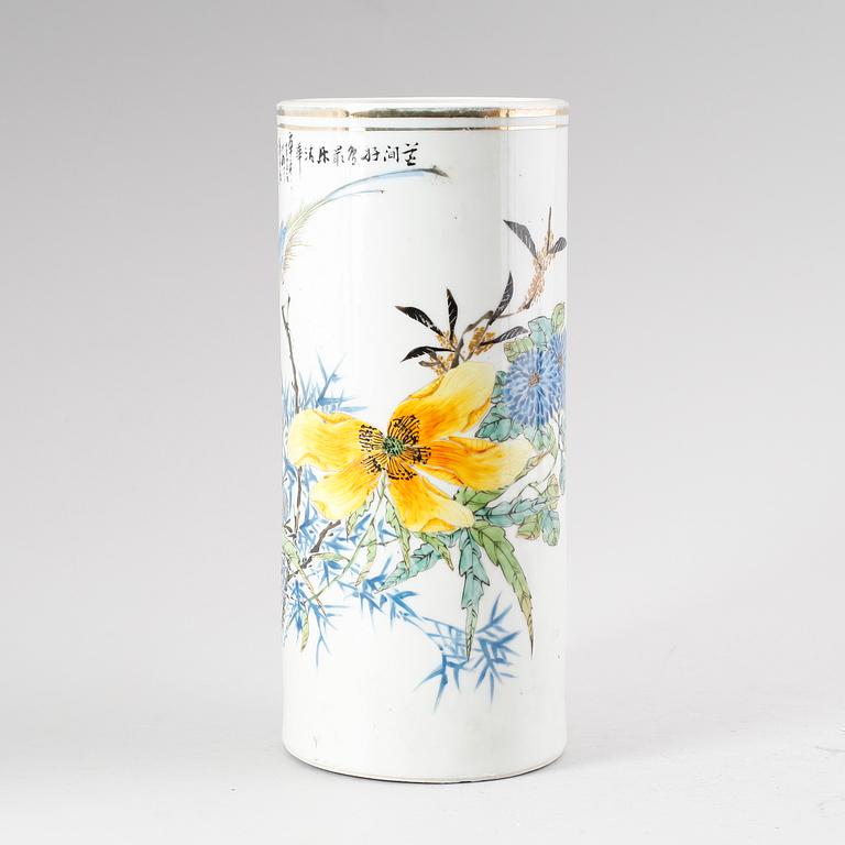 PENSELVAS, porslin, Kina, 1800-/1900-tal.