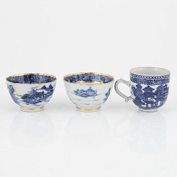 Skålfat, två stycken, tekoppar, två stycken samt kaffekopp och tre fat, porslin, Kina, Qingdynastin, 1700-tal.