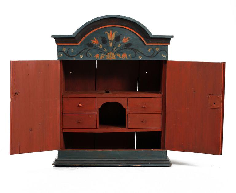 HÄNGSKÅP. Allmoge, 1800-tal.