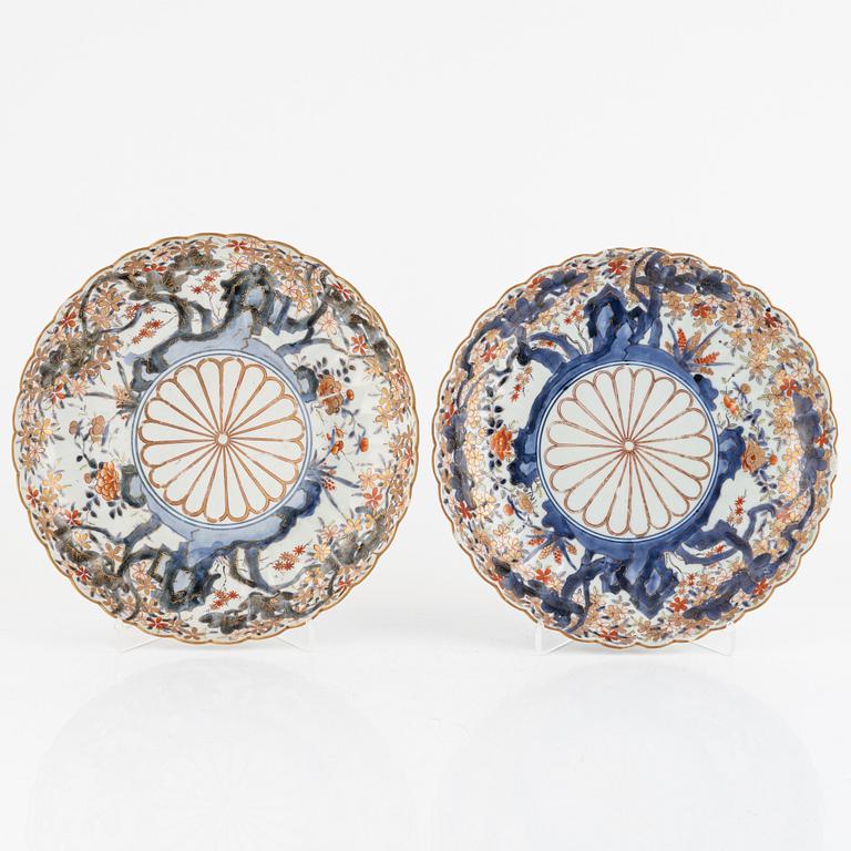 A pair of imari porcelain dishes, Meiji (1868-1912).