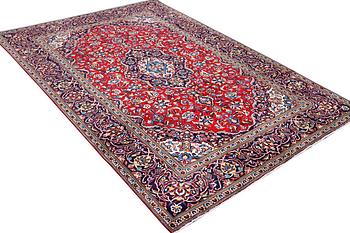 A Kashan carpet, c. 307 x 208 cm.