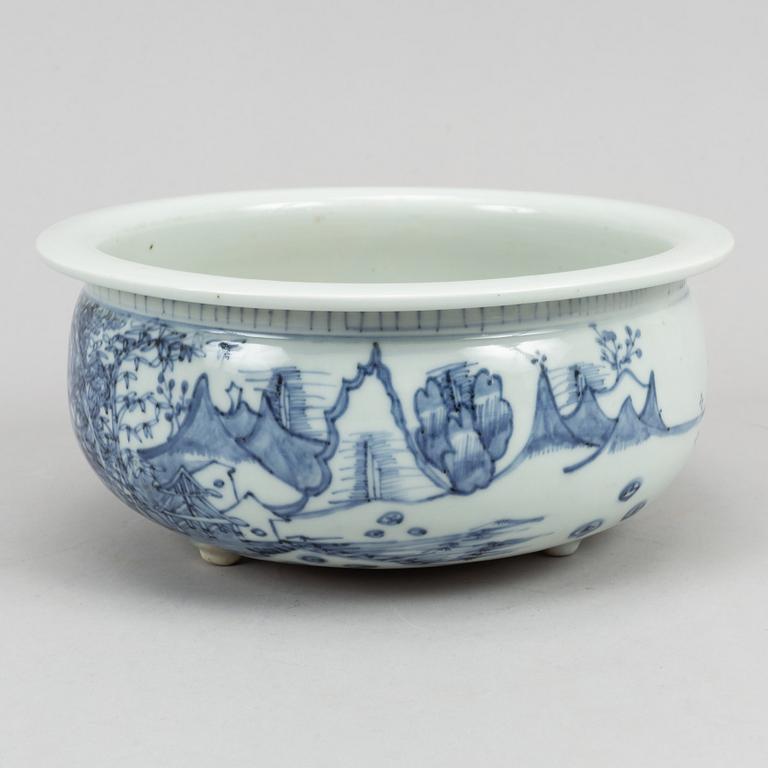 A blue and white tripod censer, Qing dynasty (1664-1912).