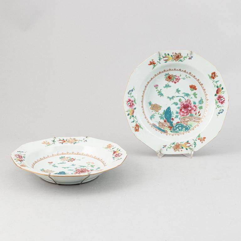 A group of five famille rose dishes and a serving dish, Qing dynasty, Qianlong (1736-95).