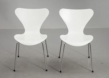 STOLAR, ett par, "Sjuan", Arne Jacobsen, Fritz Hansen, 1900-talets andra hälft.