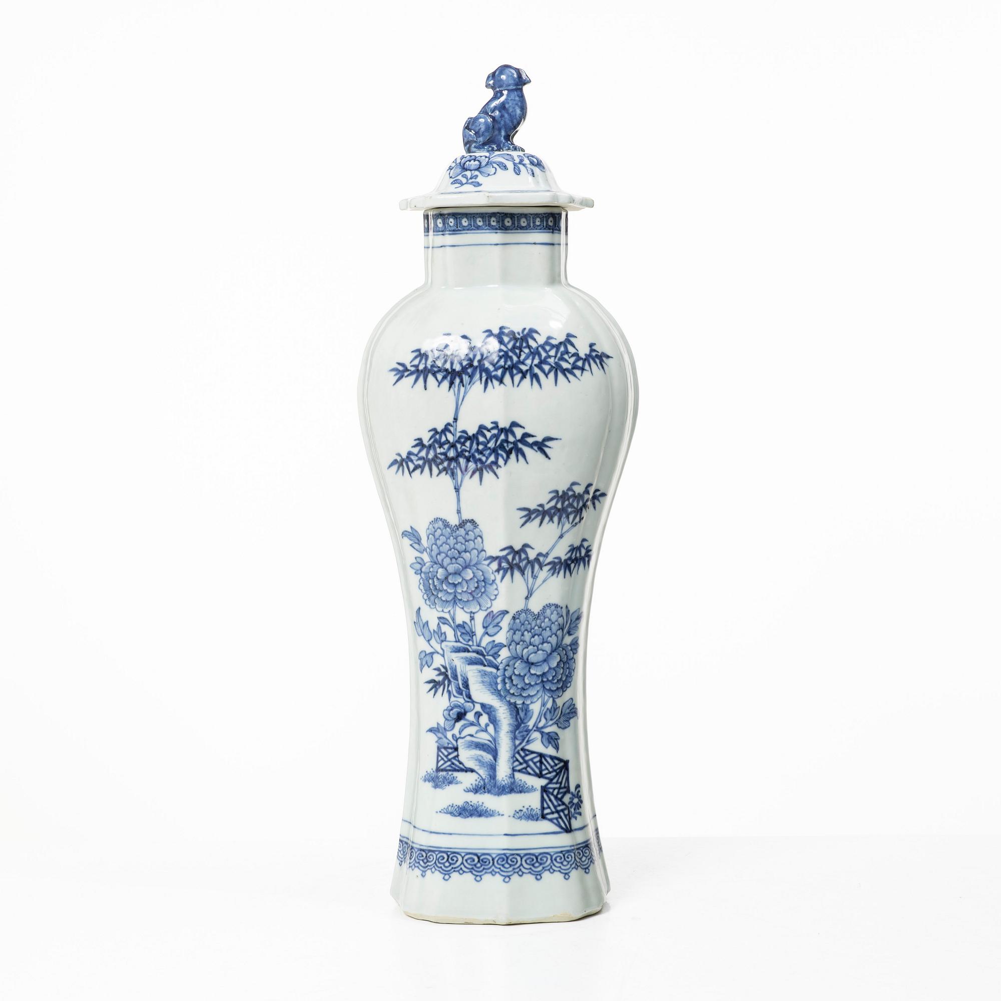 A blue and white export porcelain urn with cover, China, Qingdynasty, 18th century.