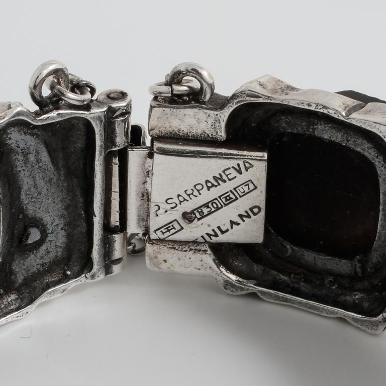 PENTTI SARPANEVA, Turku, 1973, a obsidian bracelet.