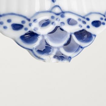 Royal Copenhagen, Skålfat på fot och vas, porslin, "Musselmalet halvblond" resp "Musselmalet helblond", modell 634 och 1043, 1889-1922.