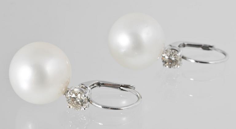 ÖRHÄNGEN, 18K vitguld med briljantslipade diamanter 0.96 ct samt odlade South Sea pärlor. Vikt 10,9 gram.