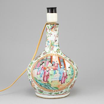 A famille rose canton vase turned into a table lamp, Qing dynasty, late 19th century.