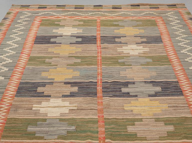 Märta Måås-Fjetterström, Matto, "Blå taggen", flat weave, ca 328-330,5 x 228-232 cm, signed MMF.