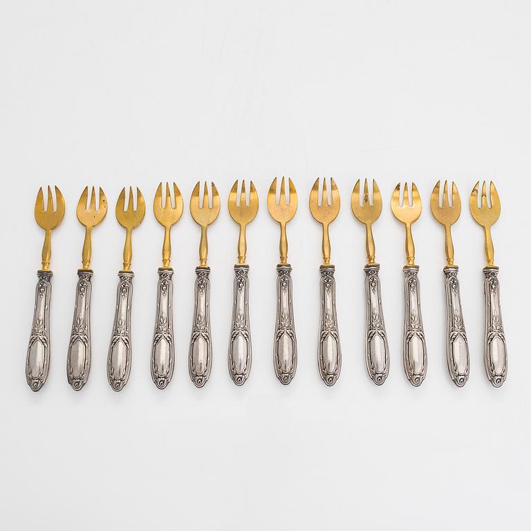 A set of twelve oyster forks, handles in silver, France, first half of the 20th century.