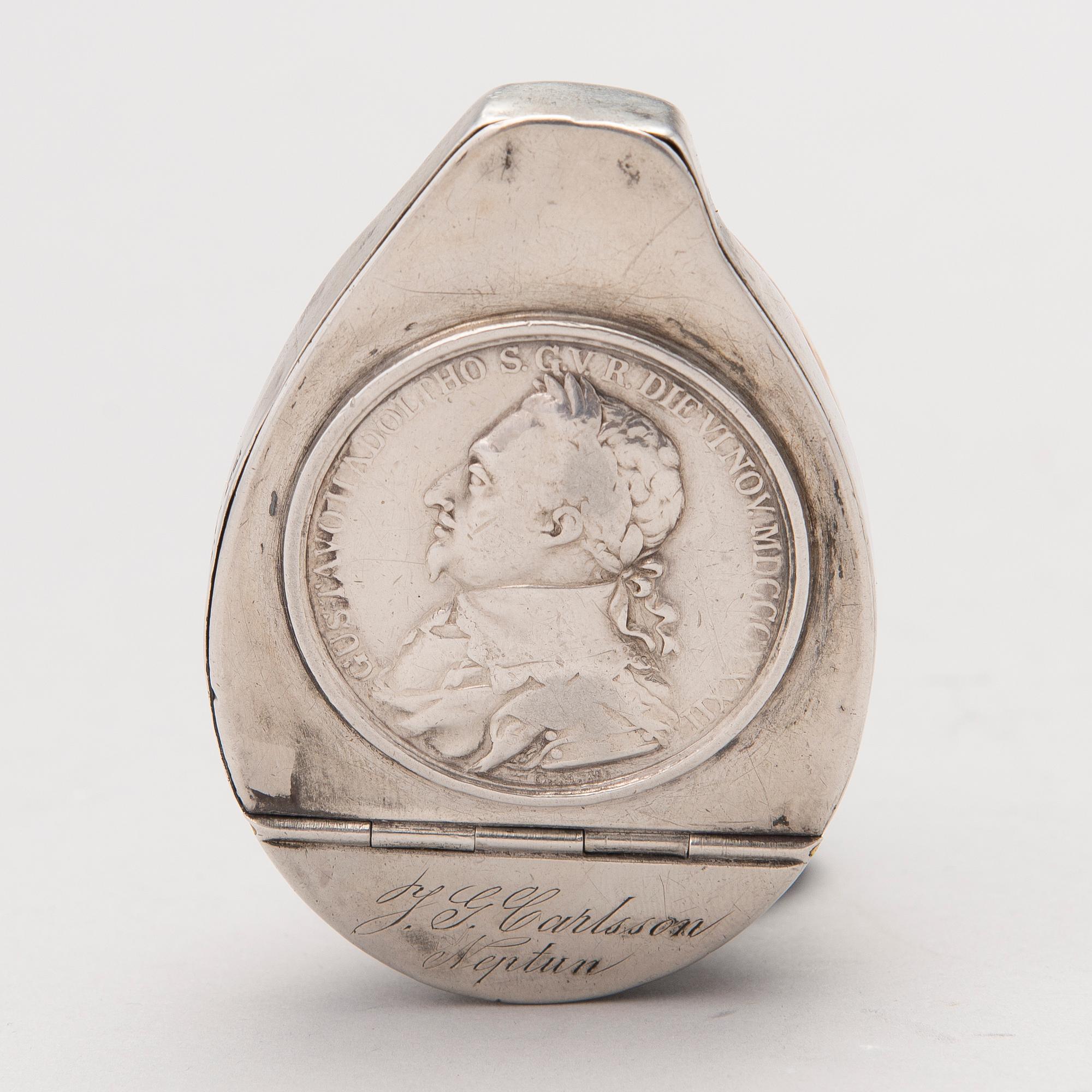 SNUSDOSOR 2 ST, ena med silver beslag Lars Malm, Eskilstuna 1843, andra med metallbeslag.