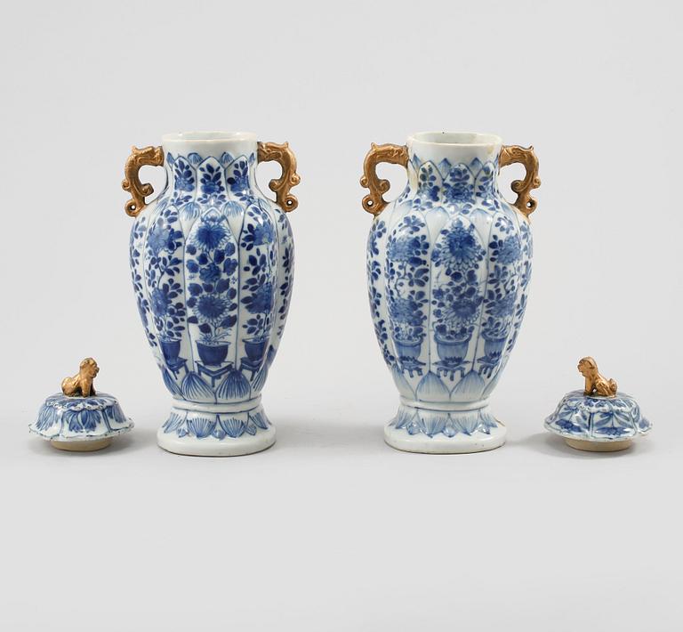 LOCKURNOR, ett par, porslin, Kina, 1800-tal.
