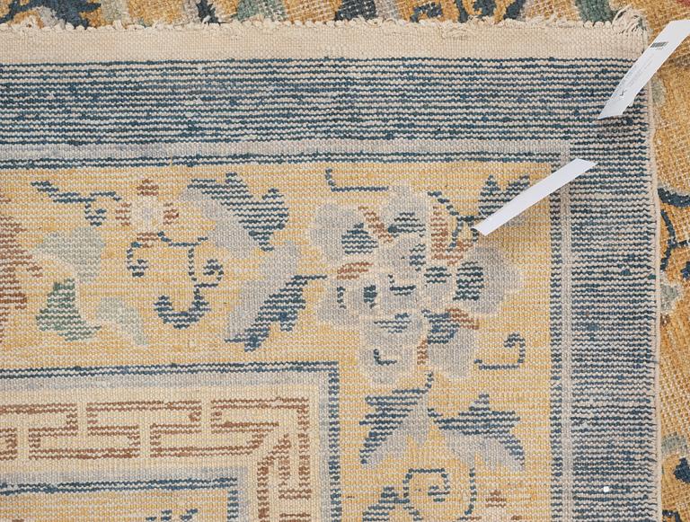 ANTIK SILKE KINESISK MATTA. 236 x 158 cm.