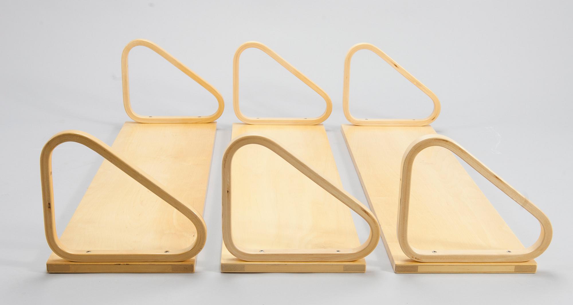 HYLLOR, 3 st, 112B samt LISTER, ett par, Alvar Aalto, Artek, 1900-senare hälft.