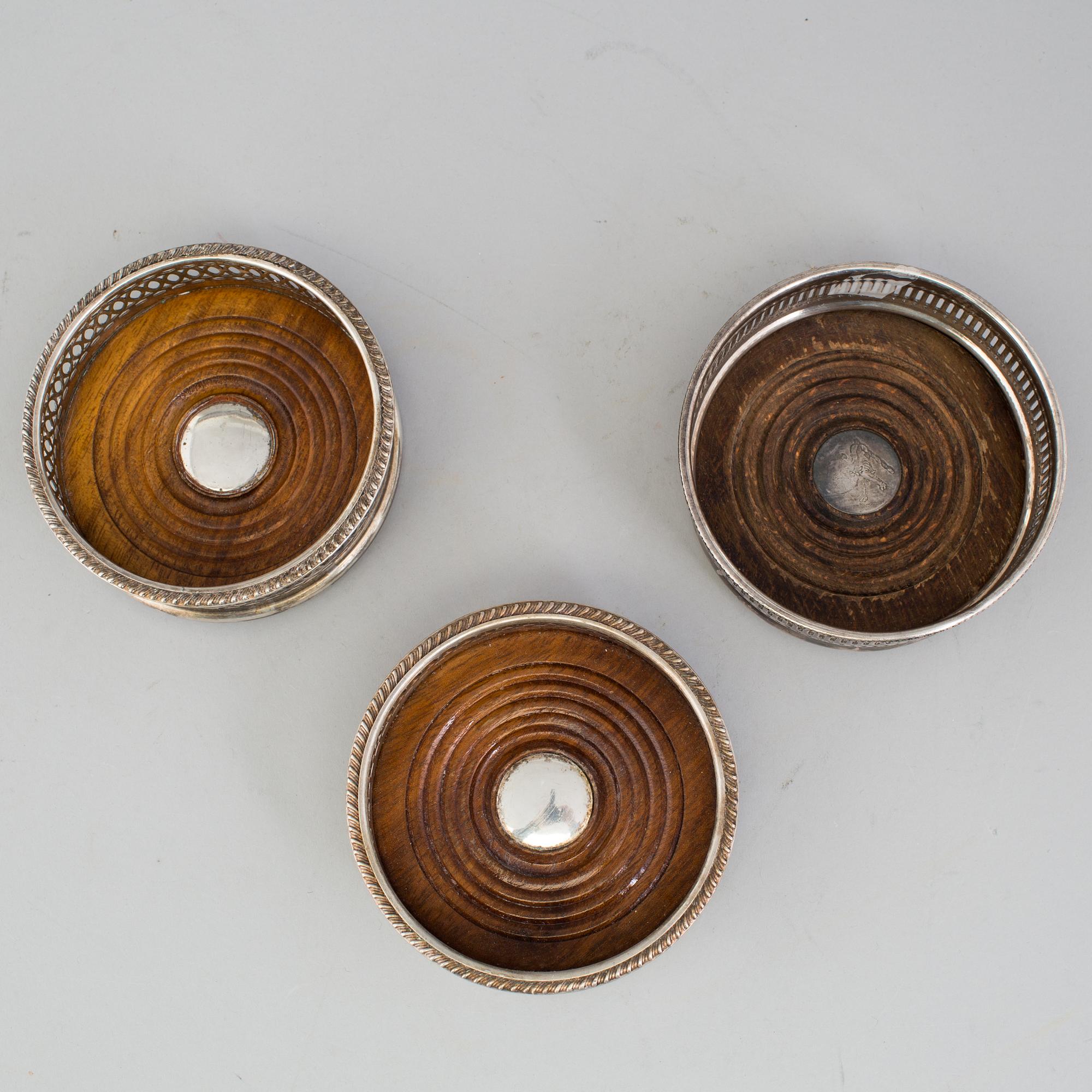 A lot of 3 SILVERPLATED COASTERS
20th century.