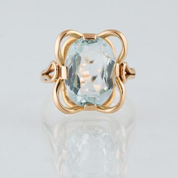 RING, 18K guld med fasettslipad blå pastesten, stämplad WKn, Göteborg. Vikt 5,0 gram.