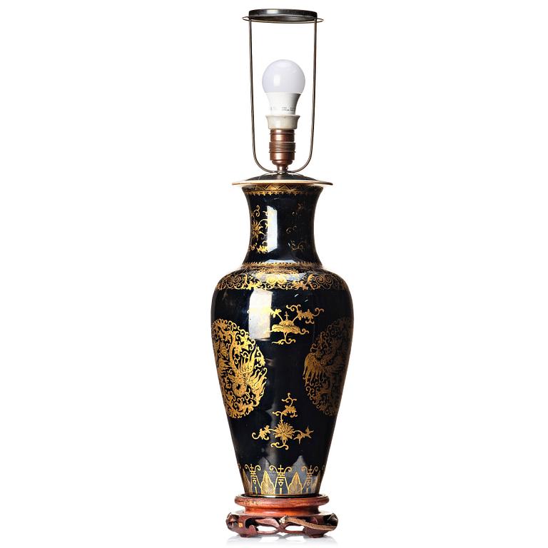 A mirror black vase, Qing dynasty, 19th century.