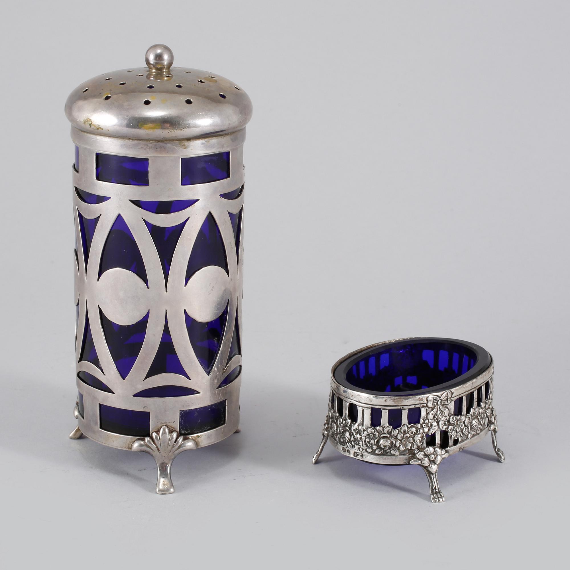 STRÖARE och SALTKAR, silver och glas, Göteborg 1935 respektive svenska importstämplar.