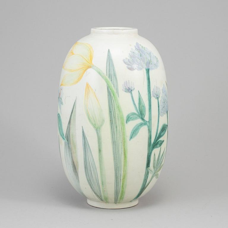 A stoneware vase by Carl-Harry Stålhane.