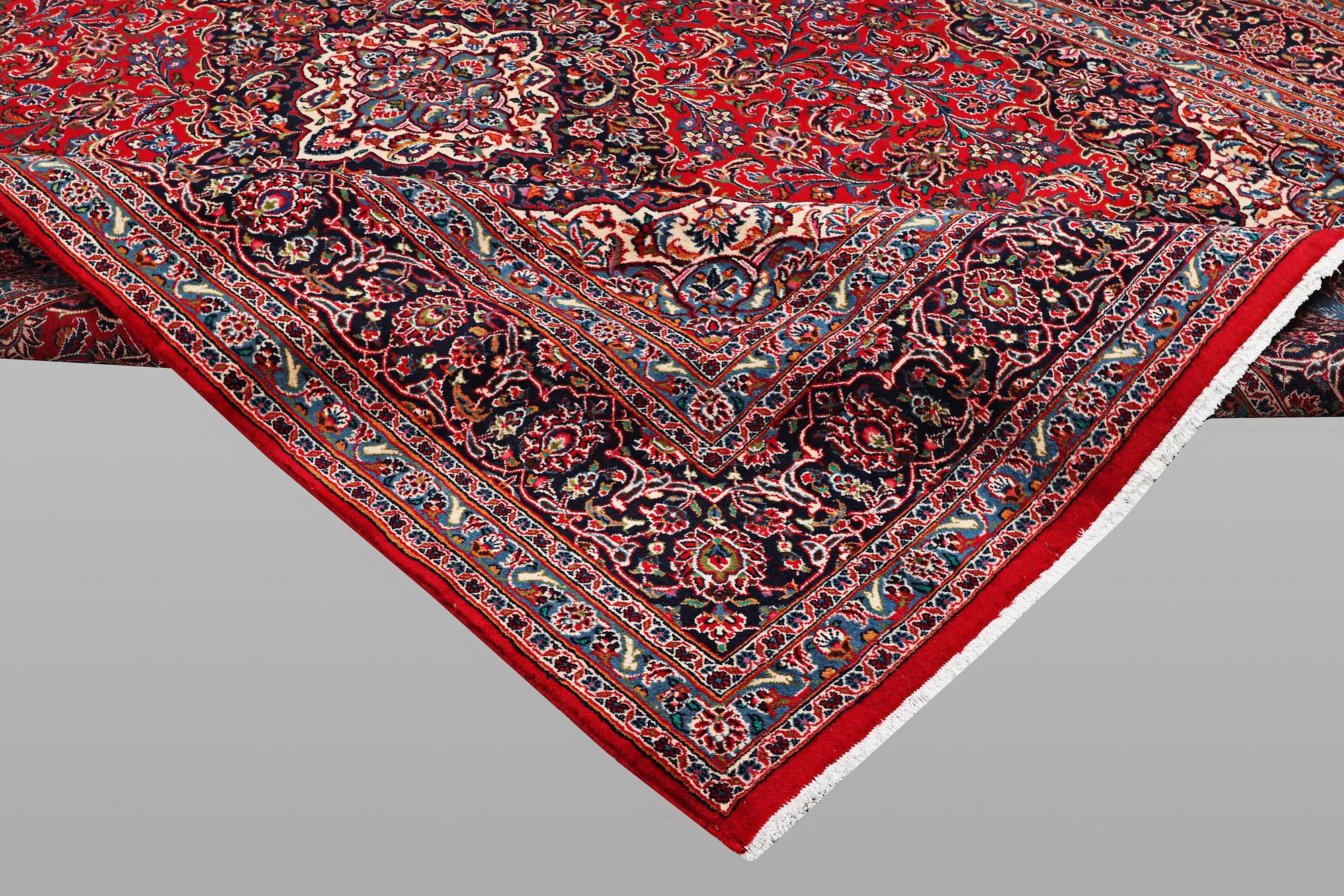 A carpet, Kashan, ca 389 x 300 cm.