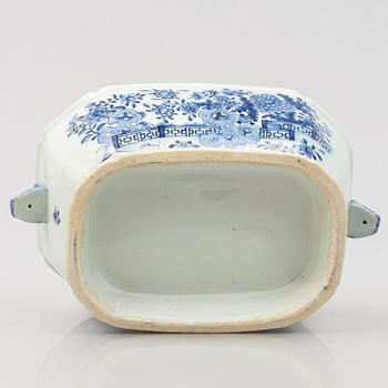 A blue and white tureen with cover, China, Qianlong (1736-95).