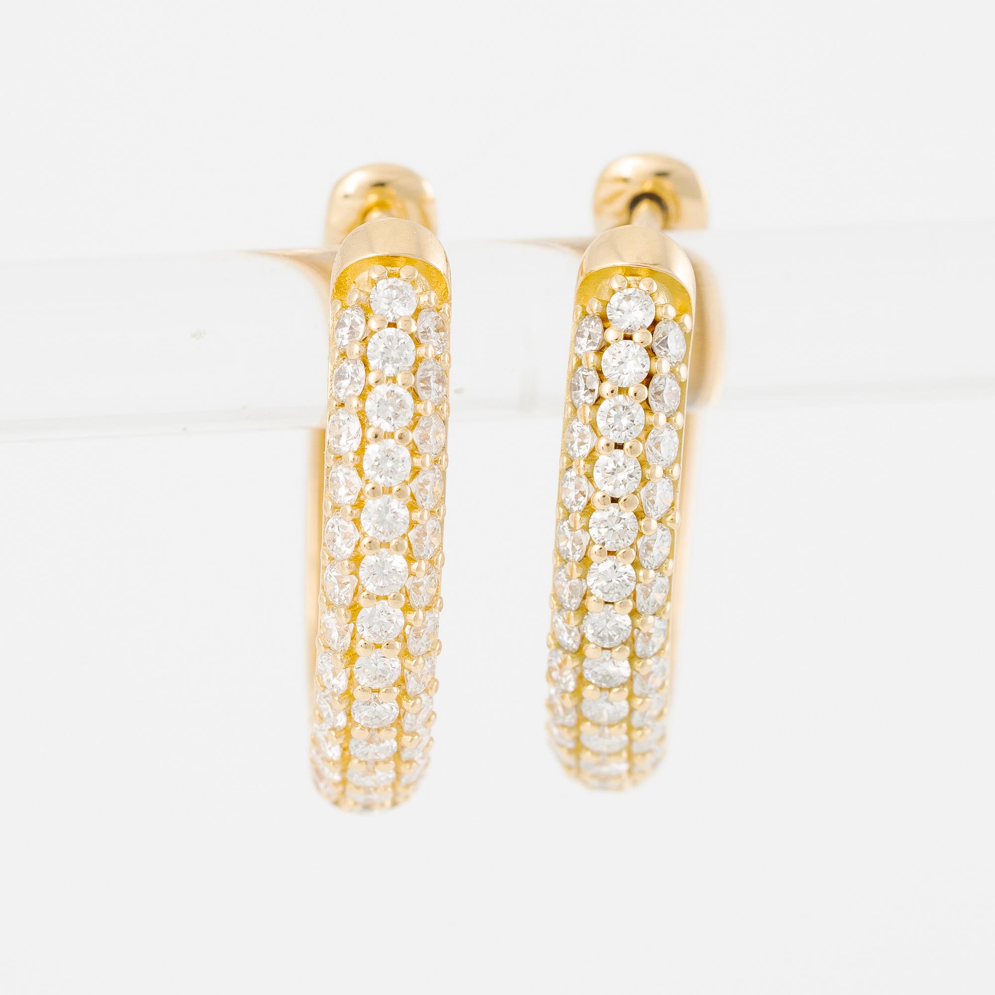 Hoop earrings in 18K gold set with brilliant-cut diamonds.