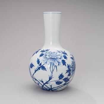 An early 20th century Chinese porcelain vase.