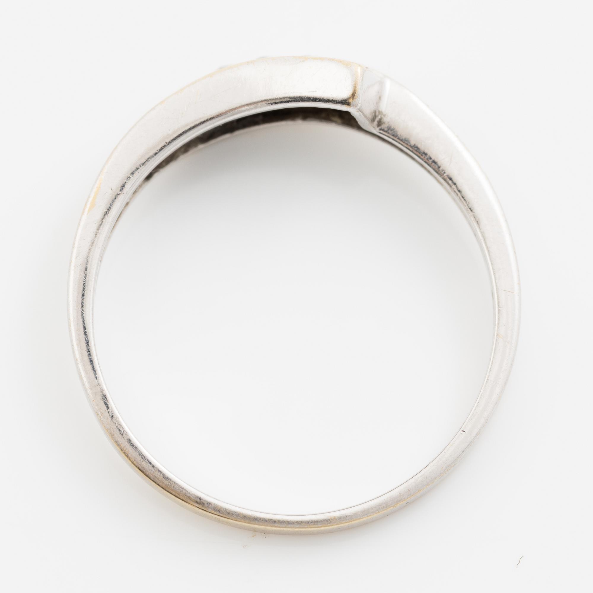 Ringar, 2 stycken, 18K vitguld med diamanter och smaragder.