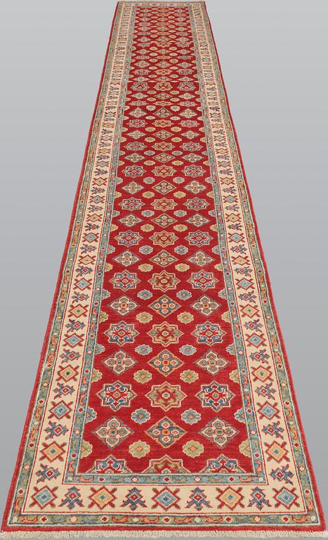 Gallerimatta, Kazak design, ca 525 x 80 cm.