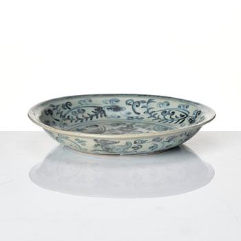 A blue and white dish, Annam, 16th/17th century.