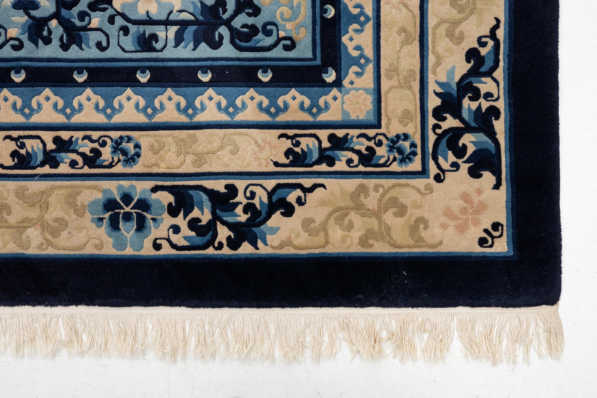 Matta, Kina, antique finish, ca 350 x 250 cm.